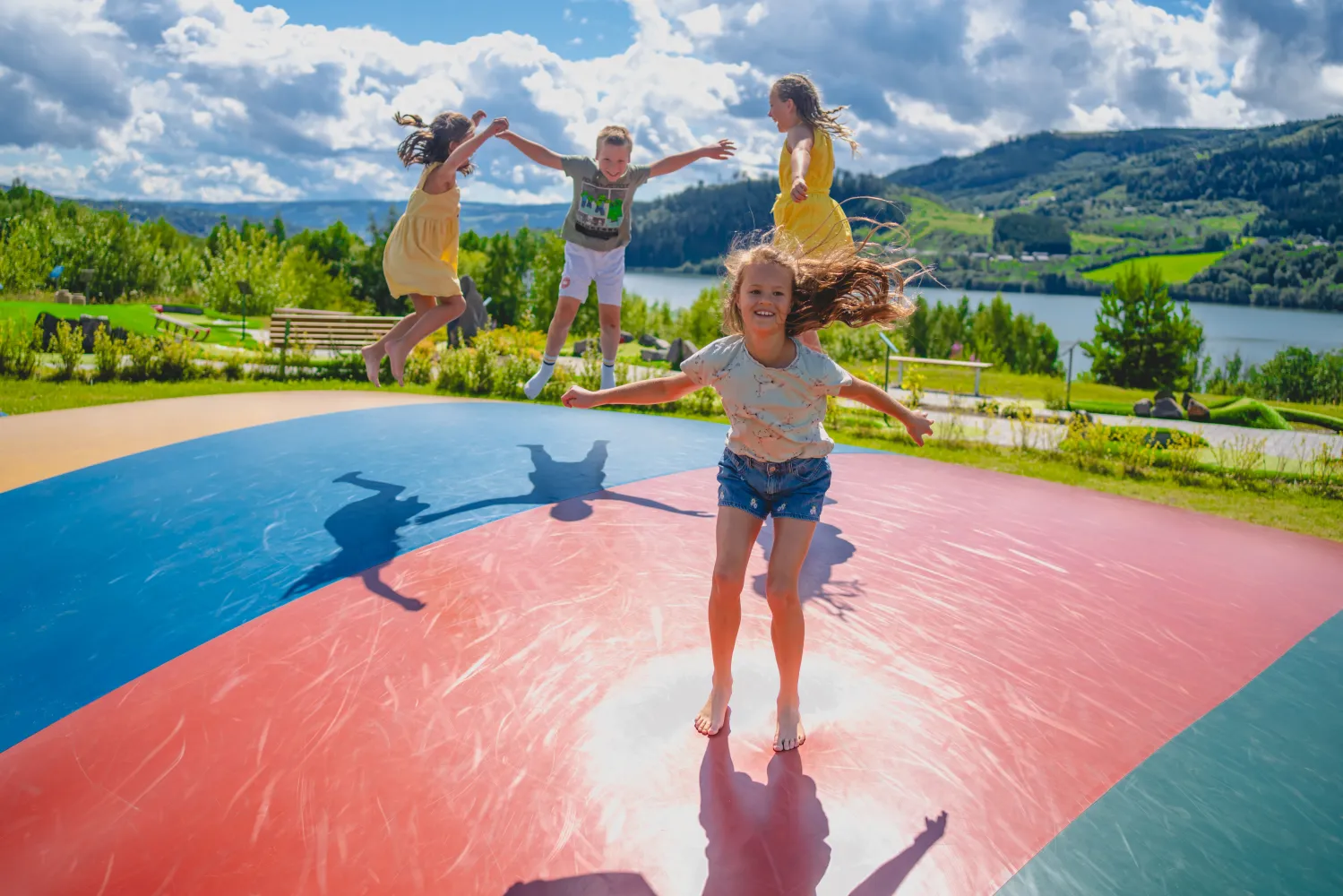 Barn som leker på hoppepute Lillehammer Turistsenter