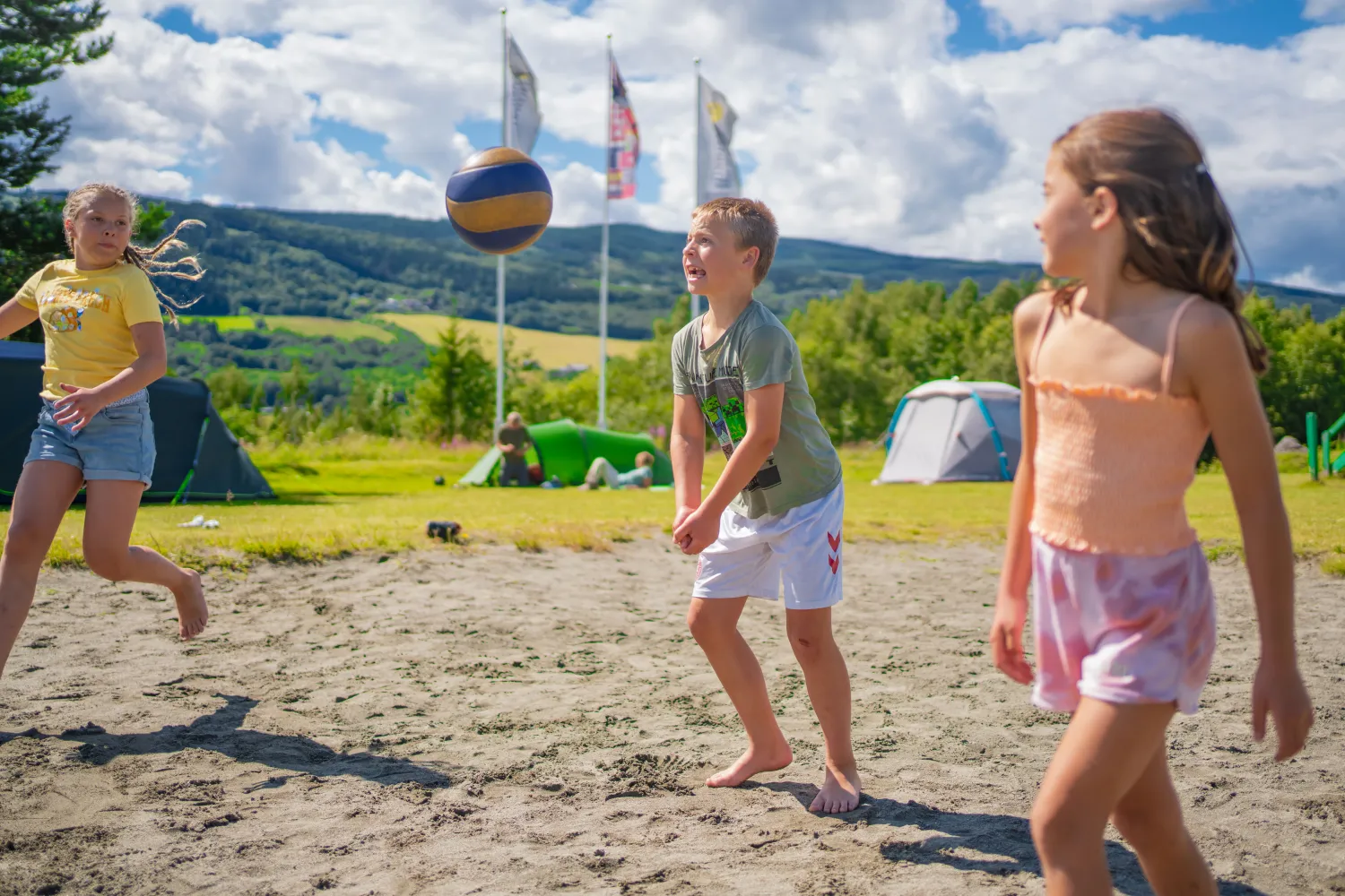 Barn som spiller volleyball Lillehammer Turistsenter