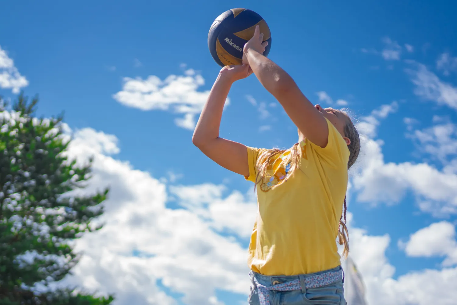 Barn som spiller volleyball Lillehammer Turistsenter