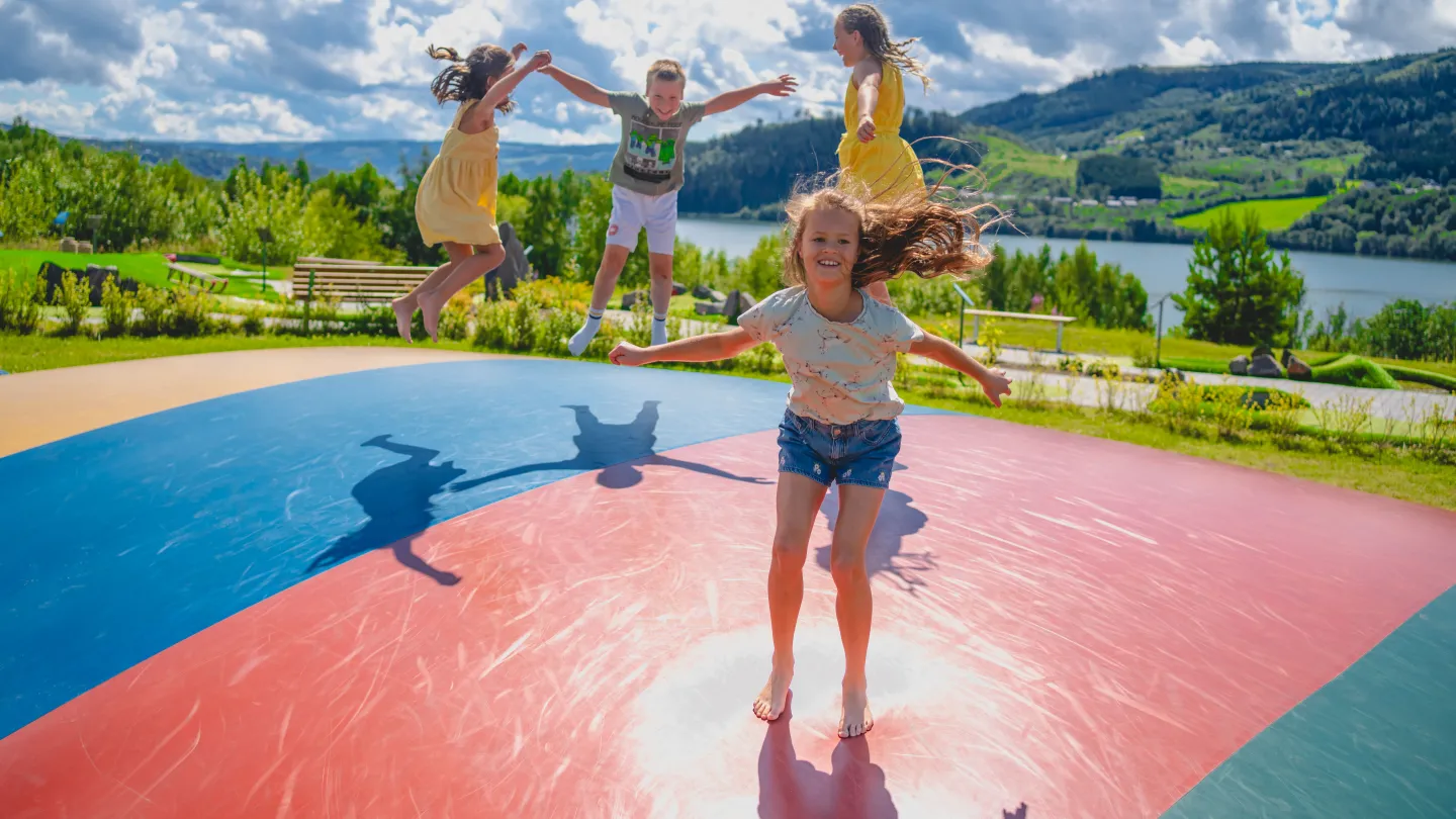 Barn som leker på hoppepute Lillehammer Turistsenter