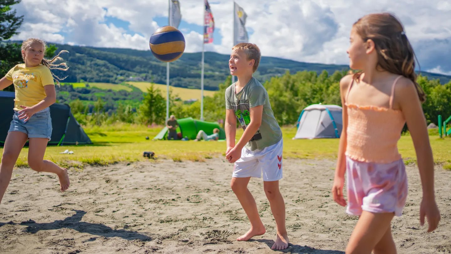 Barn som spiller volleyball Lillehammer Turistsenter